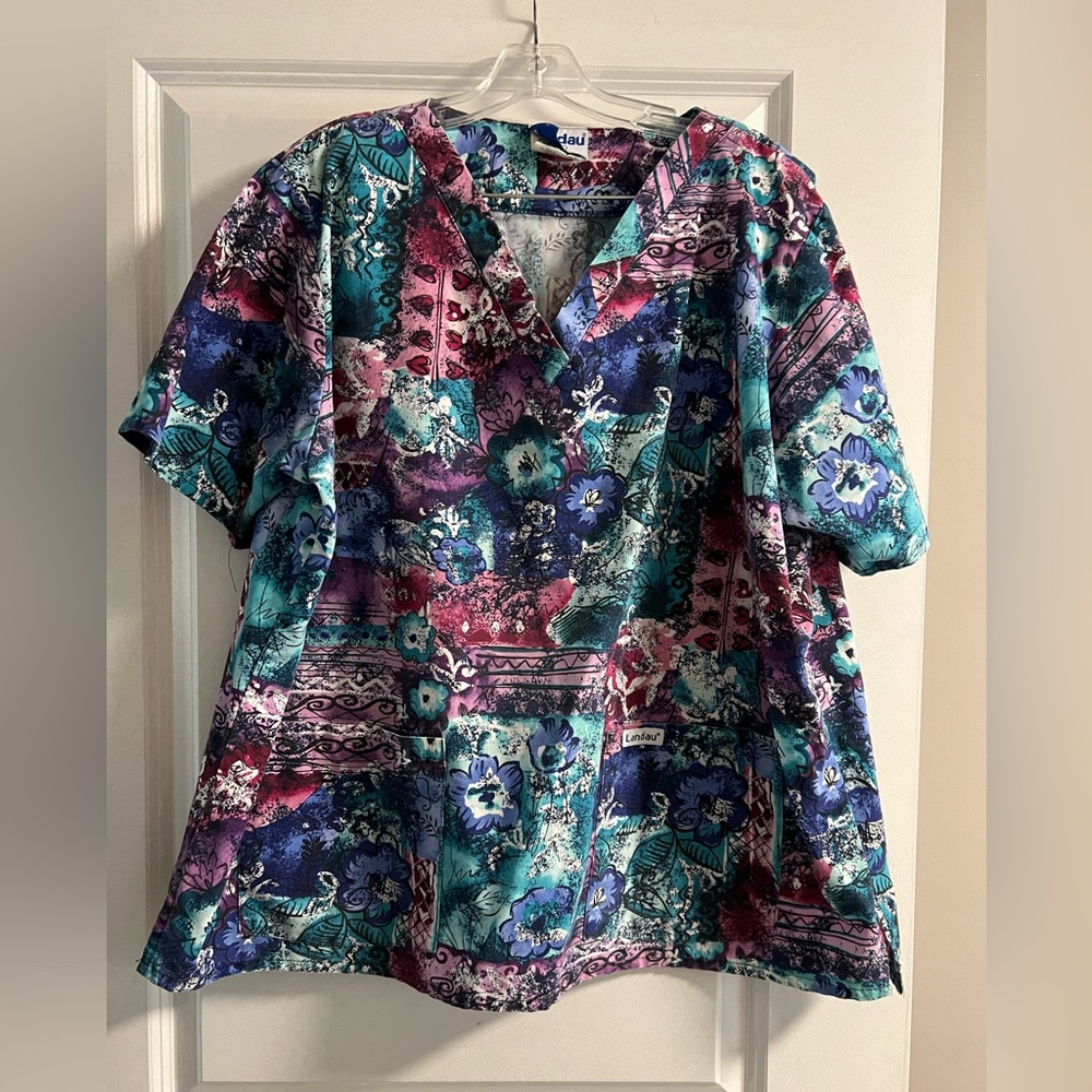 Women’s Landau patterned scrub top XL